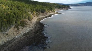 Kanada 'daki Fundy Ulusal Parkı' ndaki St. Martins Deniz Mağaraları 'nın nefes kesici günbatımı manzarası. Yüksek kaliteli 4K görüntülerde yakalandı..