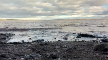 Dalgalar bir yaz plajında yavaşça kıyıya vururken, su kamerayı yavaşça daldırıyor ve sahneyi yüksek kaliteli 4K ile yakalıyor. Berrak mavi su ve yumuşak dalgalar dingin ve dalgın bir hava yaratır.