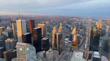 Torontos 'un siluetinin 4K zaman çizelgesi değişen gökyüzüne karşı yükselen ikonik gökdelenleri gözler önüne seriyor. Hızlı çekim, canlı kentsel enerji ve dinamik hareketi vurguluyor.
