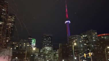 Torontos ikonik CN Kulesi 'nin muhteşem 4K görüntüsü gece gökyüzüne vurularak şehrin sembolü olarak dimdik ayakta duruyor. Manzara, parlayan ışıklarıyla canlı bir gece metropolünü yakalıyor.
