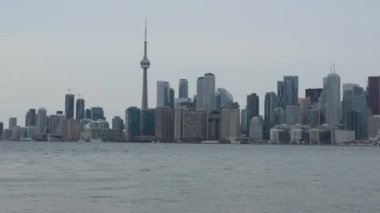 Toronto 'nun büyüleyici 4K görüntüsü bulutlu bir kış gününde ufuk çizgisi, şehrin modern mimarisi ise metropolün hakimi. Manzara Ontario Gölü 'nün sakin suları boyunca uzanıyor.
