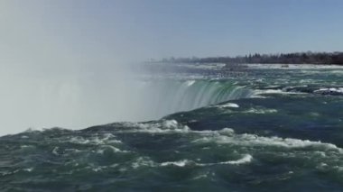 Kanada tarafından Niagara Şelalesi 'nin nefes kesici 4K hava manzarası Horseshoe Şelalesi' nin ihtişamını yansıtıyor. Çekim güzel bir şekilde gösteriyor ki güçlü su kenardan çağlayarak akıyor.