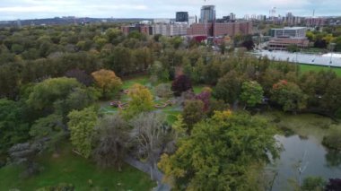 Kanada ve ABD 'nin en güzel parklarından biri olan Halifax Halk Bahçeleri' nin nefes kesici 4K drone görüntüsü. Görüntüler yemyeşil, renkli çiçek tarlaları ve huzurlu yürüyüş yollarını yakalıyor.