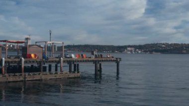 Görüntüler Halifax, Kanada 'daki bir rıhtımda huzurlu ve güneşli bir gün yakalıyor. İnsanlar iskemlelere uzanıp, güneşin sıcağının tadını çıkarıyorlar. Sahne sakin, şeyle...