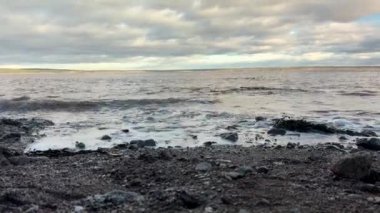 Dalgalar bir yaz plajında yavaşça kıyıya vururken, su kamerayı yavaşça daldırıyor ve sahneyi yüksek kaliteli 4K ile yakalıyor. Berrak mavi su ve yumuşak dalgalar dingin ve dalgın bir hava yaratır.