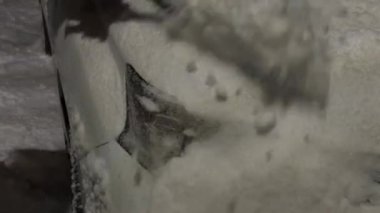 Bir adam soğuk ve karanlık bir sabahta arabasındaki karları temizler. Çevresindeki dünya sessiz ve donuk kalırken, o düzenli bir şekilde karı kazırken, onun nefesi kıtır havada bulutlar oluşturur. Yüksek