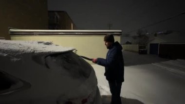 Soğuk, karanlık bir sabah, bir adam arabasından kar temizler. Dondurucu havada nefesini yükseltirken düzenli olarak çalışıyor, etrafındaki dünya donuk ve sessiz kalmaya devam ederken, buzları temizliyor. Yüksek