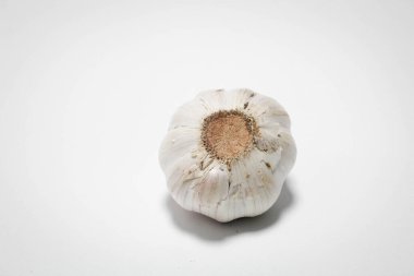 Beyaz arkaplanda sarımsak soğanları