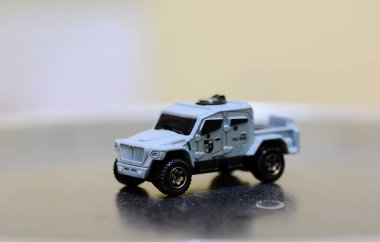 Makassar, Sulawesi Selatan, Endonezya. Eylül 2024. Mobil miniatur Uluslararası MXT MVA kibrit kutusu putih.