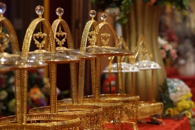 Kilisede altın düğün süslemeleri