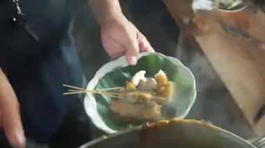 Padang satay tabağını hazırlayın.