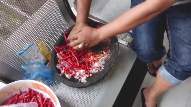 Taylandlı adam Tayland yemeği yapıyor, Tayland sokak yemeği.