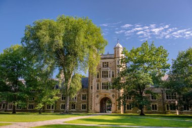 Yazın Michigan Üniversitesi Hukuk Fakültesi Kampüsü. Resim lisansüstü öğrenci konutlarını gösteriyor. Fotoğraf sabah ışığında çekildi..