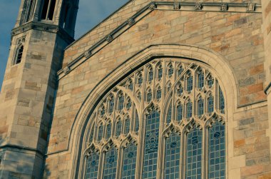 Hukuk Fakültesi 'nin (Ann Arbor) Sunset Hukuk Fakültesi kampüsü olan Hukuk Fakültesi' ndeki yemek salonunun penceresinden ayrıntılar.