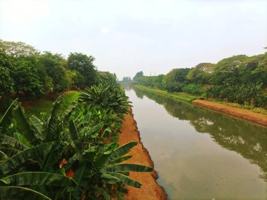 Kanal, bereketli yeşillik ve berrak sularla çevrili çok önemli bir sel kontrol altyapısıdır. Hareketli şehrin ortasında huzurlu ve doğal bir ortam sunar..