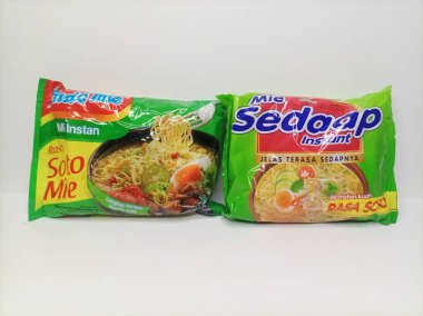 Depok, Endonezya - 1 Eylül 2024: İki paket hazır erişte: 