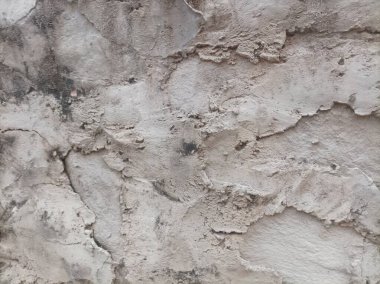 Kırsal, yıpranmış, yosun ve toprak dokuları olan taştan bir duvar. Doğal çürümenin güzelliğini ve zamanın sanatsal dokunuşunu gösteriyor..