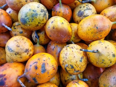 Taze, canlı marquisa meyveleri yeşil yapraklar ile istiflenmiş, sulu, keskin tadı vurguluyor ferahlatıcı bir aperatif veya meyve suyu için mükemmel.