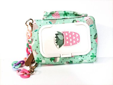 Tatlı çilek izleri, neşeli desenler ve tatlı ve işlevsel bir aksesuar için renkli bir zincir içeren büyüleyici pastel temalı bir çanta..