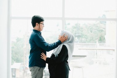 Kocasının karısının yüzünü nazikçe tutması, ona ilgi göstermesi, şefkat göstermesi ve güçlü bir ilişkinin güzelliği..