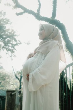 Parlayan bir kadın hayatı sevgiyle, umutla ve zarafetle kucaklarken, anneliğin güzelliğini yansıtan huzurlu ve ışıl ışıl bir an..