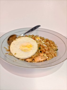 Klasik Endonezya usulü kızarmış pirincin tadını çıkarın. Yanında mükemmel kızarmış, güneşli bir yumurta, bol aromalı ve rahatlatıcı dokuları karıştırın..