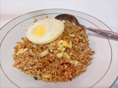 Üzerine mükemmel pişmiş, güneşli bir yumurta ve leziz bir lezzet kombinasyonu ve doyurucu bir yemek..