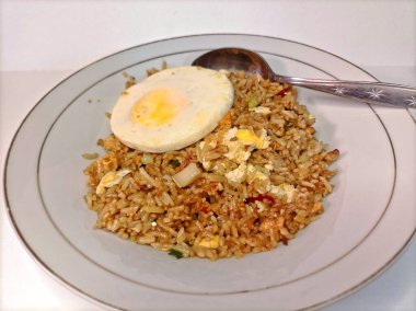 Fırında pilavın aromasının tadını çıkar. Yanında da güneşli bir yumurta. Bir tabakta sonsuz lezzet ve konfor kombinasyonu..