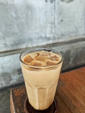 Serinletici bir esmer şekerli buzlu kahve bardakta servis edilir, kremalı katmanlar ve tatlı zenginlik harmanlanır, soğutulmuş kafein için mükemmeldir..