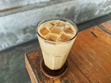 Serinletici bir bardak esmer şekerli buzlu kahve, kremalı tatlı ve soğuk bir an için buzla karışık espresso..