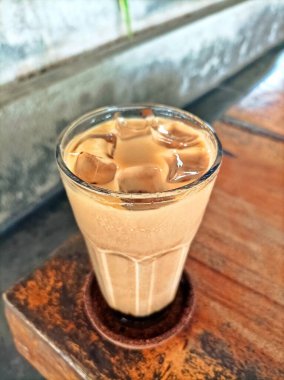 Kremalı süt ve zengin kahveyi tatlı bir karamel dokunuşuyla birleştirerek, berrak bir bardakta servis edilen ferahlatıcı esmer şekerli buzlu kahve..