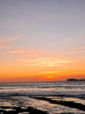 Denizin üzerinde güzel bir gün batımı