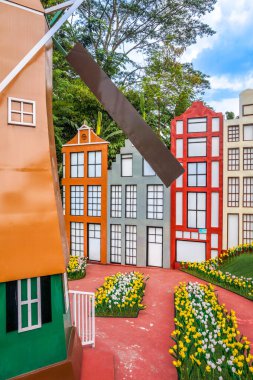 Renkli cepheleri, yel değirmeni ve canlı lale bahçeleri olan Avrupa 'dan esinlenilmiş büyüleyici bir mimari.