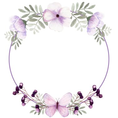 Fantezi açık yeşil yapraklar, açık mor böğürtlenler, pembe çiçekler ve suluboya kelebek çelenkleri. Beyaz arkaplanda el çizimi, kutlama, düğün, doğum günü kartı için izole edilmiş.