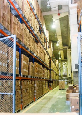 Fabrika depo kutuları raflara satırları. 