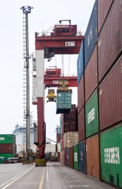 Karaçi limanındaki kargo konteynerleri için büyük endüstriyel vinç.