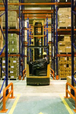 Forklift sürücüsü depo yönlendirme