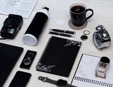 Siyah beyaz defter ve kırtasiye malzemelerinin seçici odak noktası 