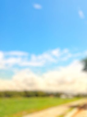 Yeşil çimen ve mavi gökyüzü ile bulanık arkaplan