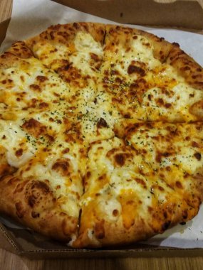 Peynirli pizzanın yakın görüntüsü