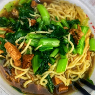 Sebzeli ve soslu kızarmış tavuk çorbası.