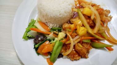 Kızarmış tavuğu sebze ve sebzeyle karıştır.