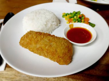 Sebzeli ve soslu leziz Cordon Bleu tavuğunun manzarasını kapat.