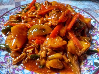 Acı soslu kızarmış tavuk.