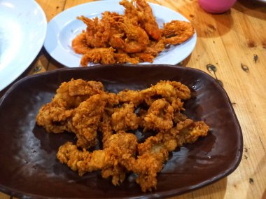 Sos ve ketçaplı kızarmış tavuk kanadı.