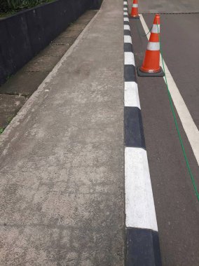 Parktaki trafik konisi