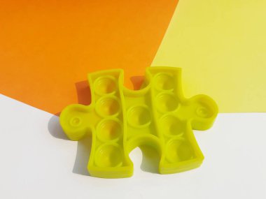 Çocukların stres atması için yapboz şeklinde renkli plastik oyuncaklar.
