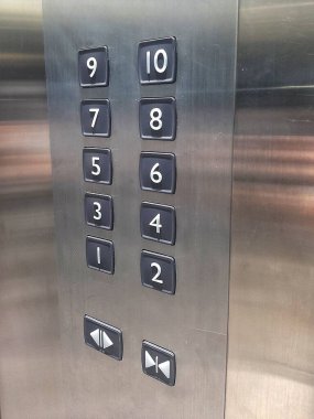 Asansördeki kat numarası tuşları.