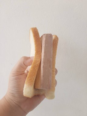 Çikolatalı dondurmalı sandviç