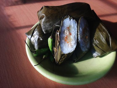 Lontong bir tabakta, Lontong tavuk ve sebzelerle dolu, lontong pirinç keki.